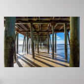Uitzicht van de oceaan van onder het pier poster (Voorkant)