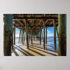 Uitzicht van de oceaan van onder het pier poster