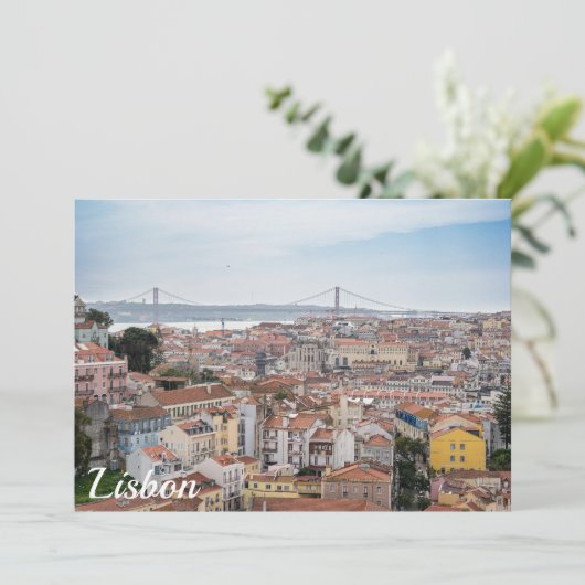 Uitzicht van de oude stad Lissabon en 25 april bru (Staand voorkant)