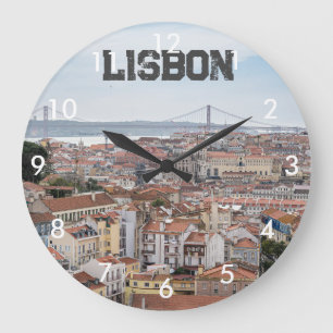 Uitzicht van de oude stad Lissabon en 25 april bru Grote Klok