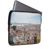 Uitzicht van de oude stad Lissabon en 25 april bru Laptop Sleeve (Voorkant Rechts)