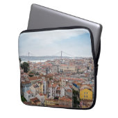 Uitzicht van de oude stad Lissabon en 25 april bru Laptop Sleeve (Voorkant Links)