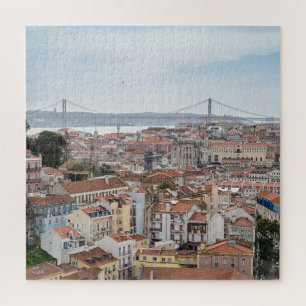Uitzicht van de oude stad Lissabon en 25 april bru Legpuzzel