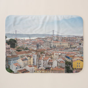 Uitzicht van de oude stad Lissabon en 25 april bru Sherpa Deken