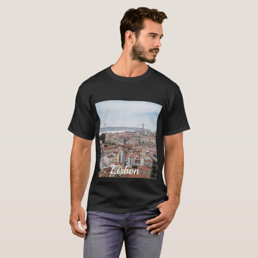 Uitzicht van de oude stad Lissabon en 25 april bru T-shirt (Voorkant volledig)