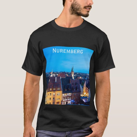 Uitzicht van de oude stad Nuremberg 's nachts T-shirt (Voorkant)