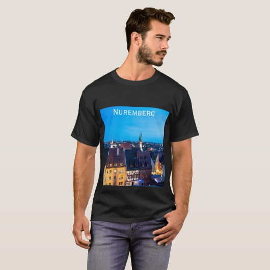 Uitzicht van de oude stad Nuremberg 's nachts T-shirt (Voorkant volledig)