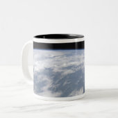 Uitzicht van de planeet Aarde van de ruimte Tweekleurige Koffiemok (Voorkant links)