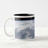 Uitzicht van de planeet Aarde van de ruimte Tweekleurige Koffiemok (Links)