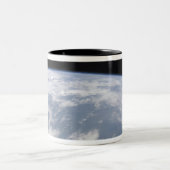 Uitzicht van de planeet Aarde van de ruimte Tweekleurige Koffiemok (Center)