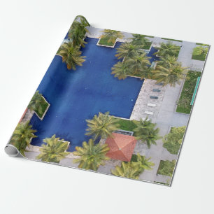 Uitzicht van de pool omringd door palmbomen cadeaupapier