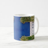 Uitzicht van de pool omringd door palmbomen koffiemok (Voorkant rechts)