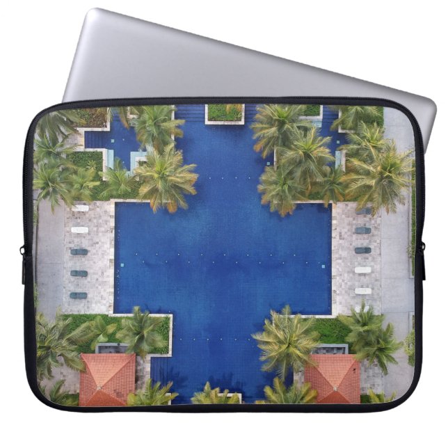 Uitzicht van de pool omringd door palmbomen laptop sleeve (Voorkant)