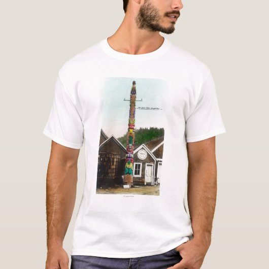 Uitzicht van de Raven Totempole Wrangell, AK T-shirt (Voorkant)