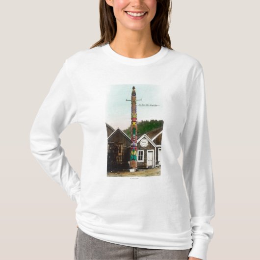Uitzicht van de Raven Totempole Wrangell, AK T-shirt (Voorkant)