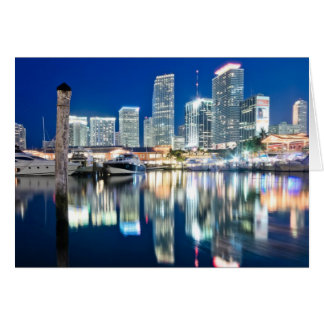 Uitzicht van de skyline met reflectie in water, Mi