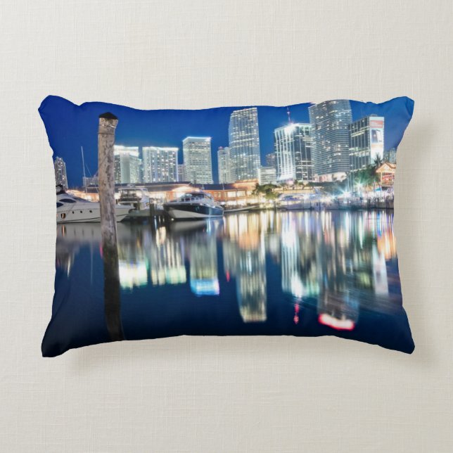 Uitzicht van de skyline met reflectie in water, Mi Accent Kussen (Voorkant)