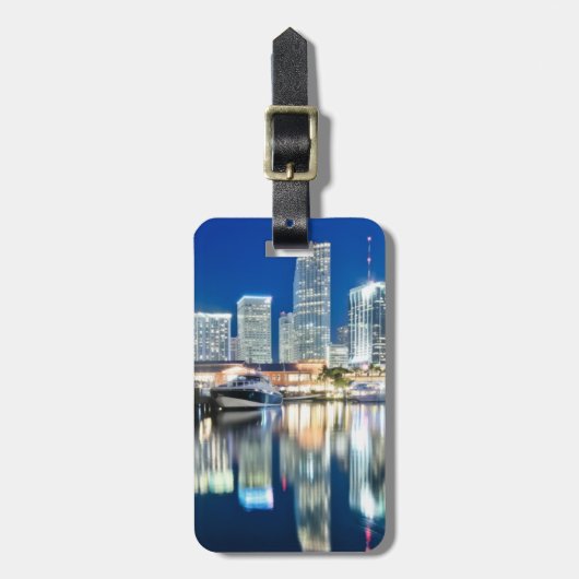 Uitzicht van de skyline met reflectie in water, Mi Bagagelabel (Voorkant verticaal)