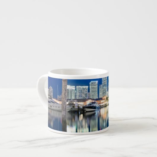 Uitzicht van de skyline met reflectie in water, Mi Espresso Kop (Links)