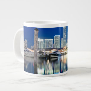 Uitzicht van de skyline met reflectie in water, Mi Grote Koffiekop