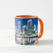 Uitzicht van de skyline met reflectie in water, Mi Mok (Voorkant rechts)