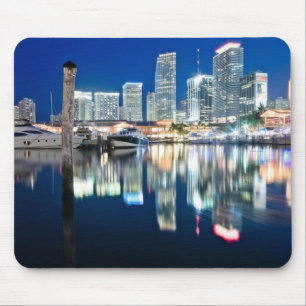 Uitzicht van de skyline met reflectie in water, Mi Muismat