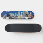Uitzicht van de skyline met reflectie in water, Mi Skateboard (Horizontaal)