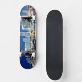Uitzicht van de skyline met reflectie in water, Mi Skateboard (Voorkant)