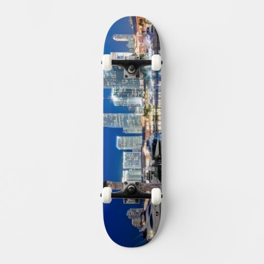 Uitzicht van de skyline met reflectie in water, Mi Skateboard (Voorkant)