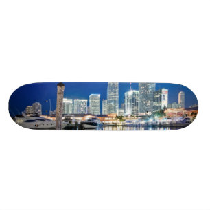 Uitzicht van de skyline met reflectie in water, Mi Skateboard