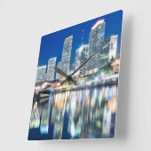 Uitzicht van de skyline met reflectie in water, Mi Vierkante Klok (Hoek)