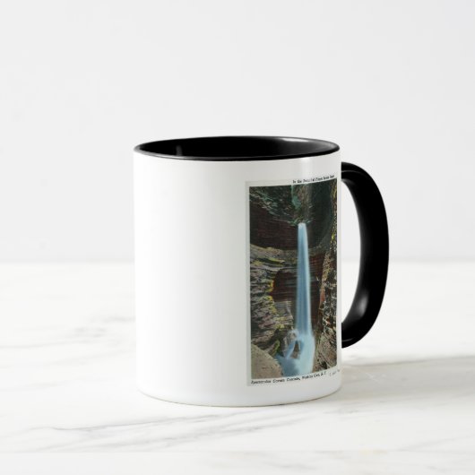 Uitzicht van de spectaculaire Cavern Cascade Mok (Voorkant rechts)