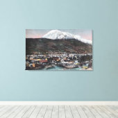 Uitzicht van de stad en de berg DeweySkagway, AK Canvas Afdruk (Insitu (Houten vloer))