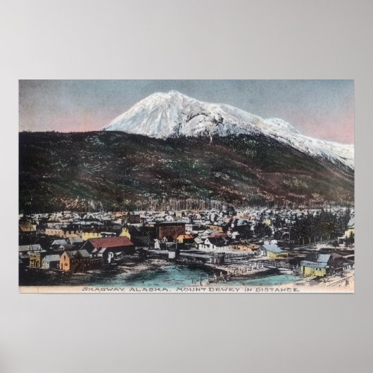 Uitzicht van de stad en de berg DeweySkagway, AK Poster (Voorkant)