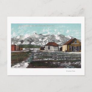 Uitzicht van de stad en de berg na een lentesneeuw briefkaart