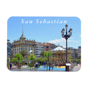 Uitzicht van de stad San Sebastian op zonnige dag. Magneet