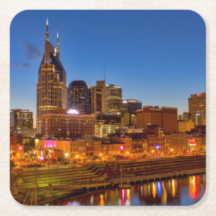 Uitzicht van de stad skyline bij de schemering kartonnen onderzetters