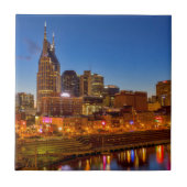 Uitzicht van de stad skyline bij de schemering tegeltje (Voorkant)