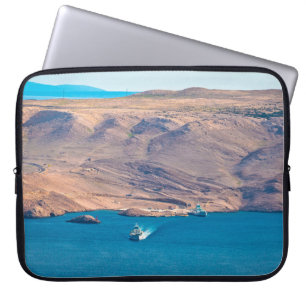 Uitzicht van de steenwoestijn van Pag en de veerha Laptop Sleeve