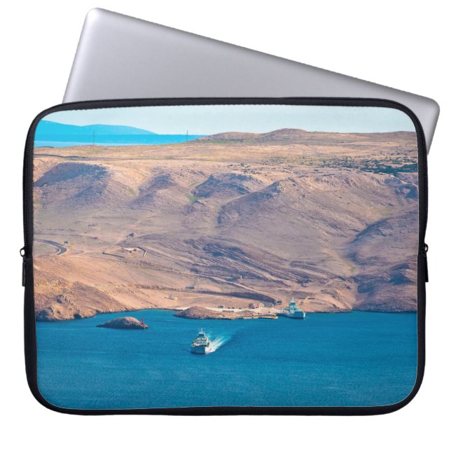 Uitzicht van de steenwoestijn van Pag en de veerha Laptop Sleeve (Voorkant)