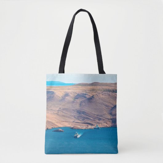 Uitzicht van de steenwoestijn van Pag en de veerha Tote Bag (Voorkant)