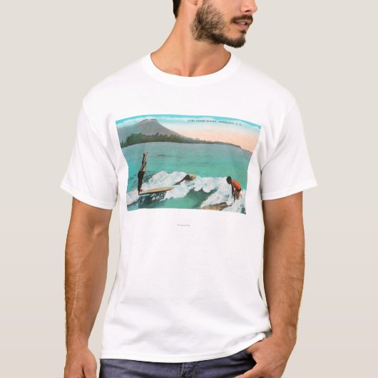 Uitzicht van de Surfers Board Riding, één die een T-shirt (Voorkant)