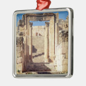 Uitzicht van de toegang tot het Christelijk Metalen Ornament (Links)