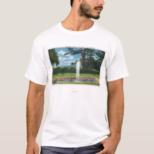 Uitzicht van de tuinen en fonteinen van Tanglewood T-shirt