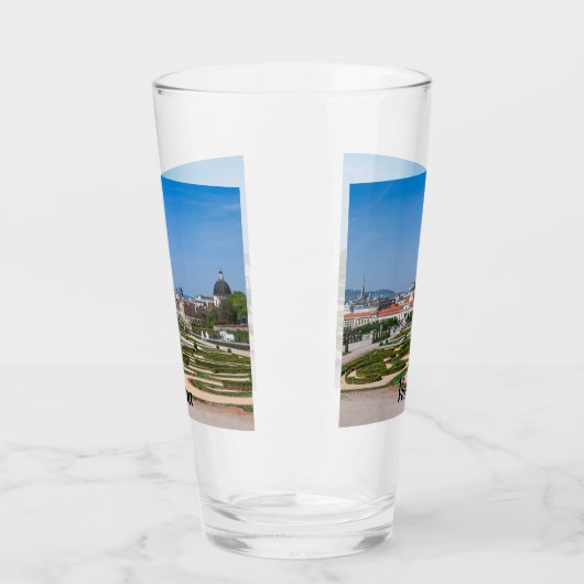 Uitzicht van de tuinen nabij het paleis Basse Belv Glas (Links)