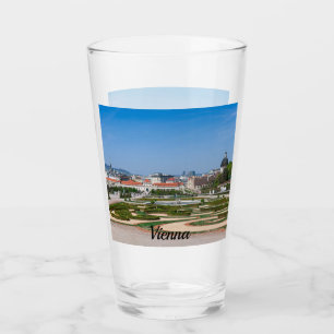 Uitzicht van de tuinen nabij het paleis Basse Belv Glas