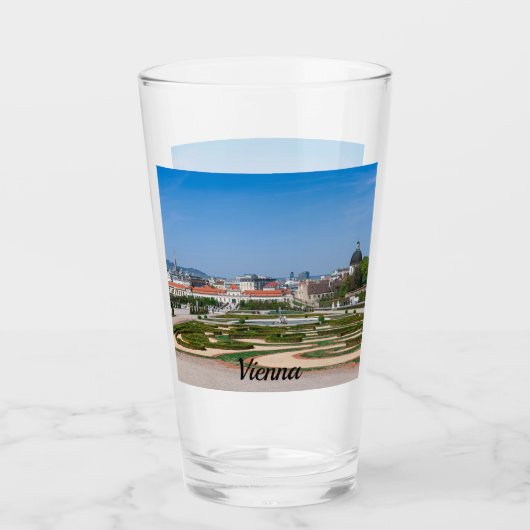 Uitzicht van de tuinen nabij het paleis Basse Belv Glas (Voorkant)