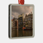 Uitzicht van de unieke architectuur en bekabeld metalen ornament (Rechts)