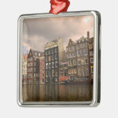 Uitzicht van de unieke architectuur en bekabeld metalen ornament (Links)