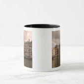 Uitzicht van de unieke architectuur en bekabeld mok (Midden)